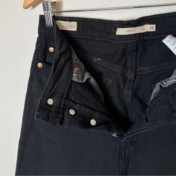 Levi’s Premium Wedgie Fit Women’s Jeans | Black | Cut-Off Hem | 28 - Picture 3 of 15